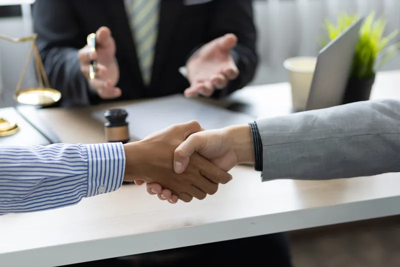 Handschlag am Besprechungstisch, Mediation
